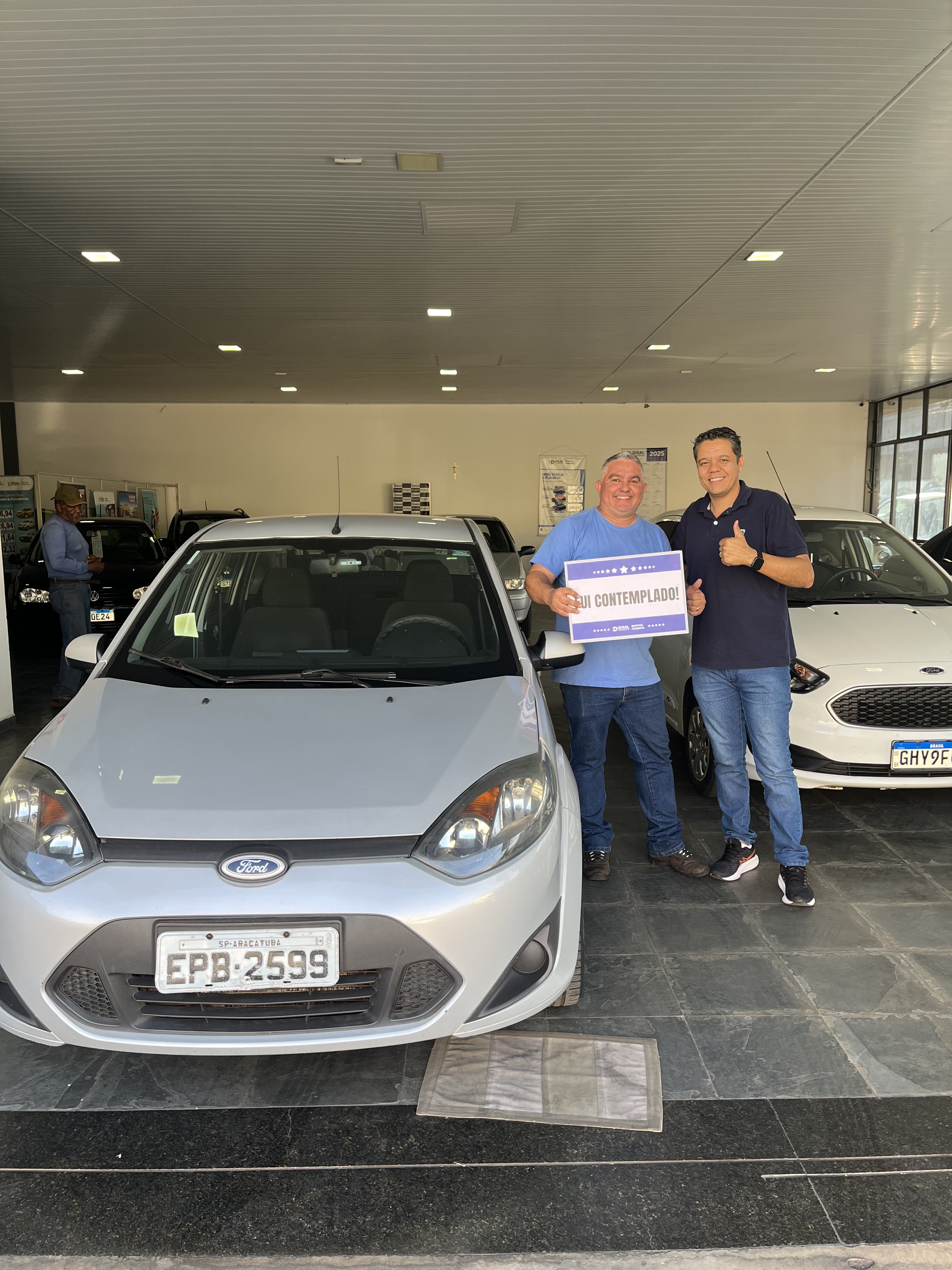 Família realizando o sonho do carro novo