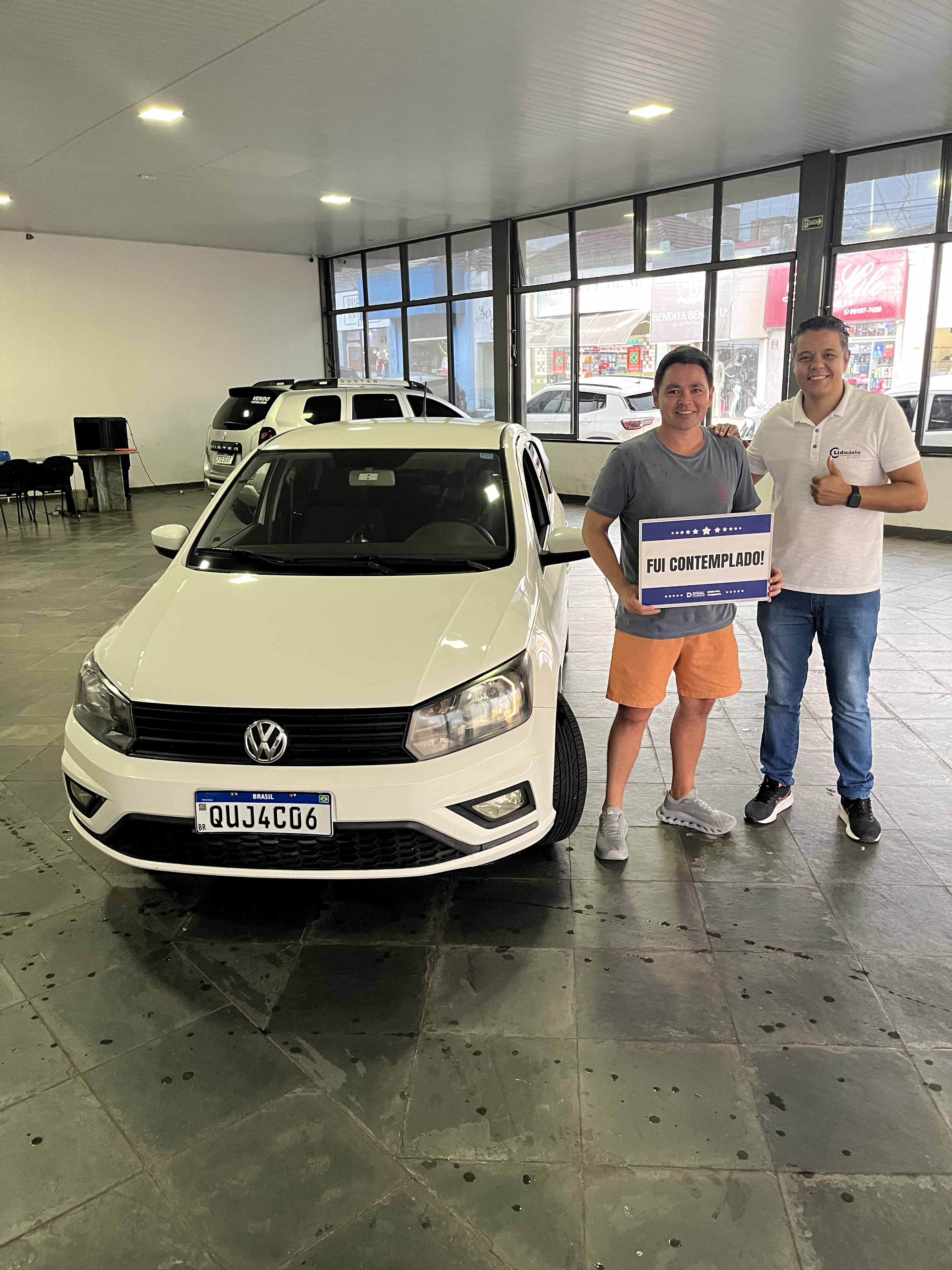 Cliente contemplado com seu VW Gol 0km